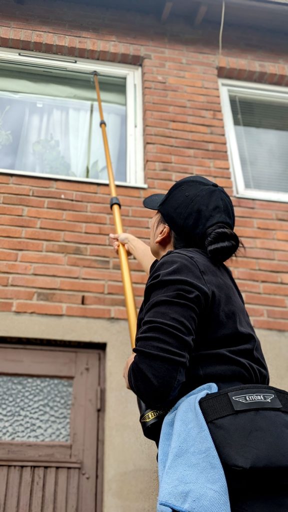 fönsterputsning av höga fönster i Avesta