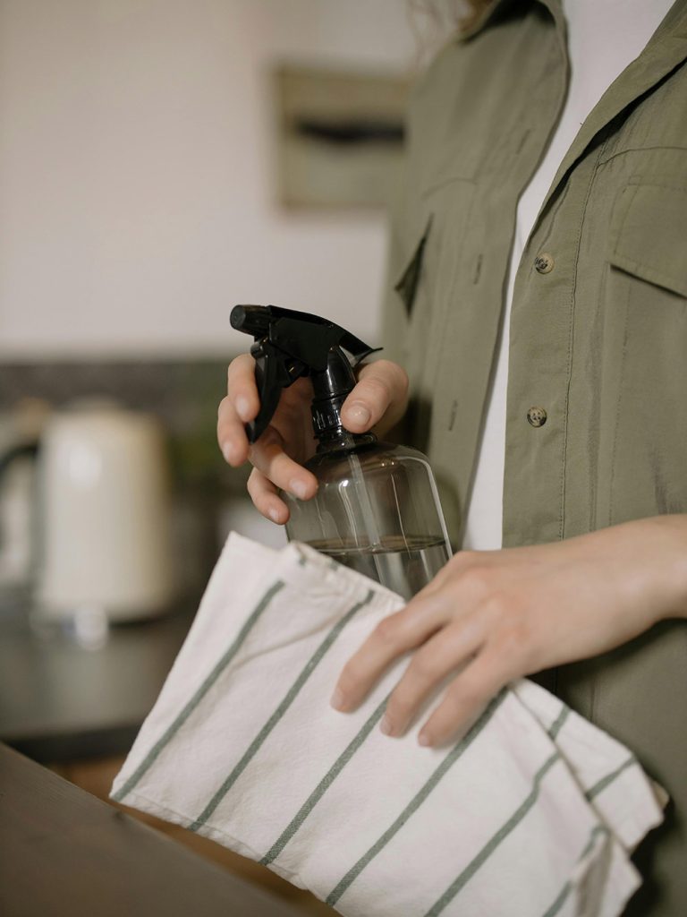 städare i Avesta som håller i rengöringsmedel och duk